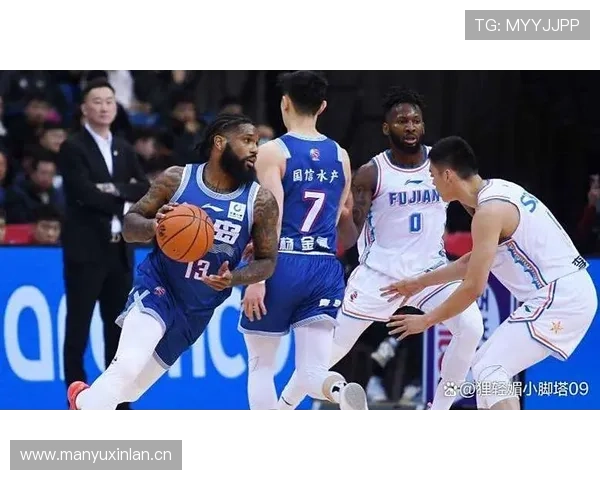 鲍威尔加入山东男篮首次合练 展现出色技术实力与团队默契